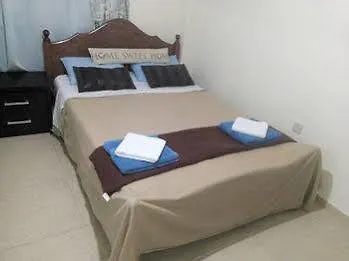 St. Mamas Apts Scala شقة